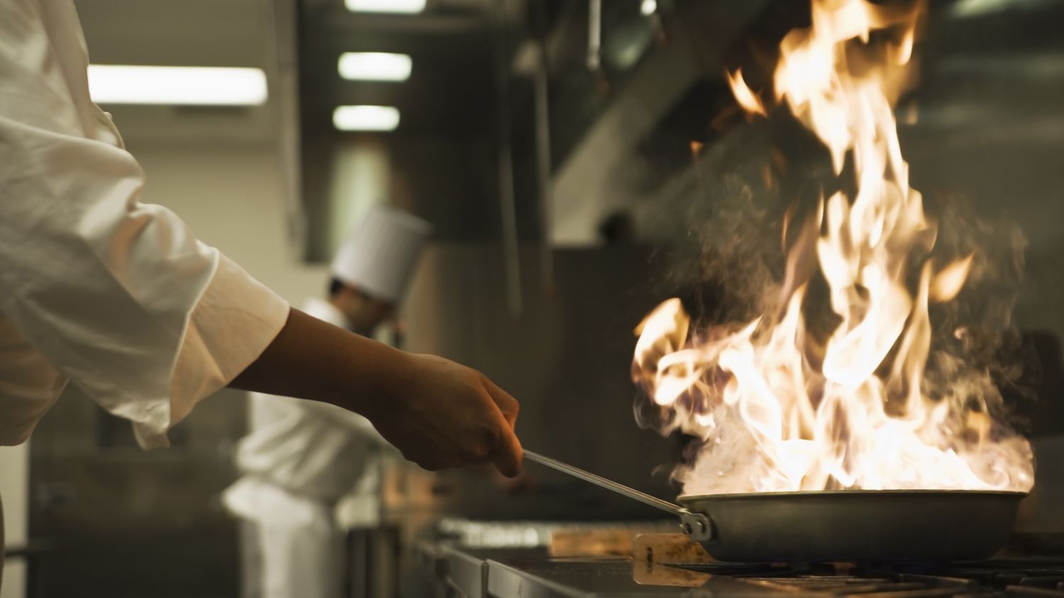 Chef profesional cocinando en cocina profesional